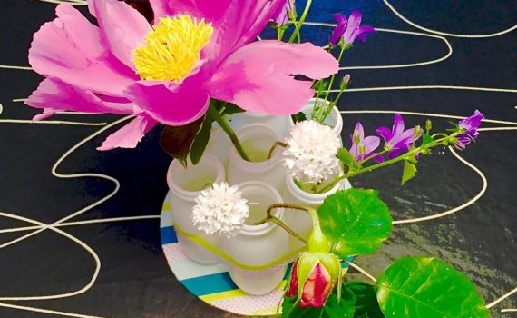 do-it-yourself Vase mit bunten Blumen